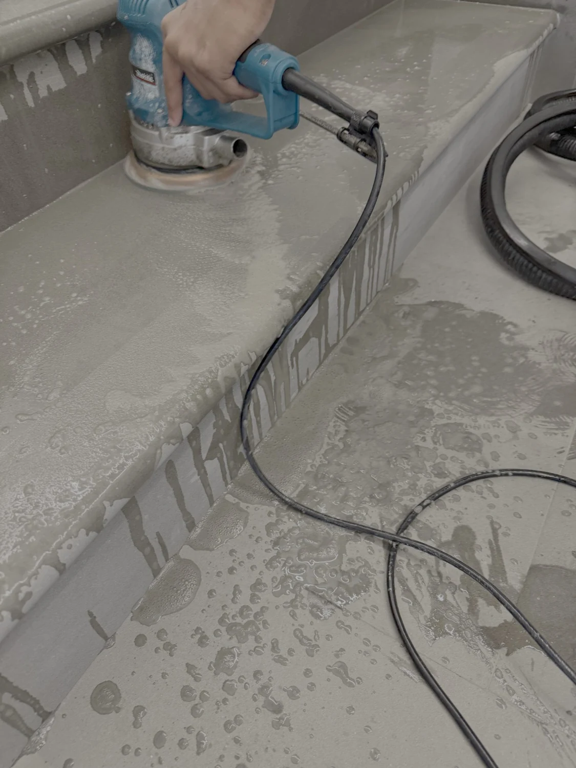 Lavorazione di un gradino in pietra