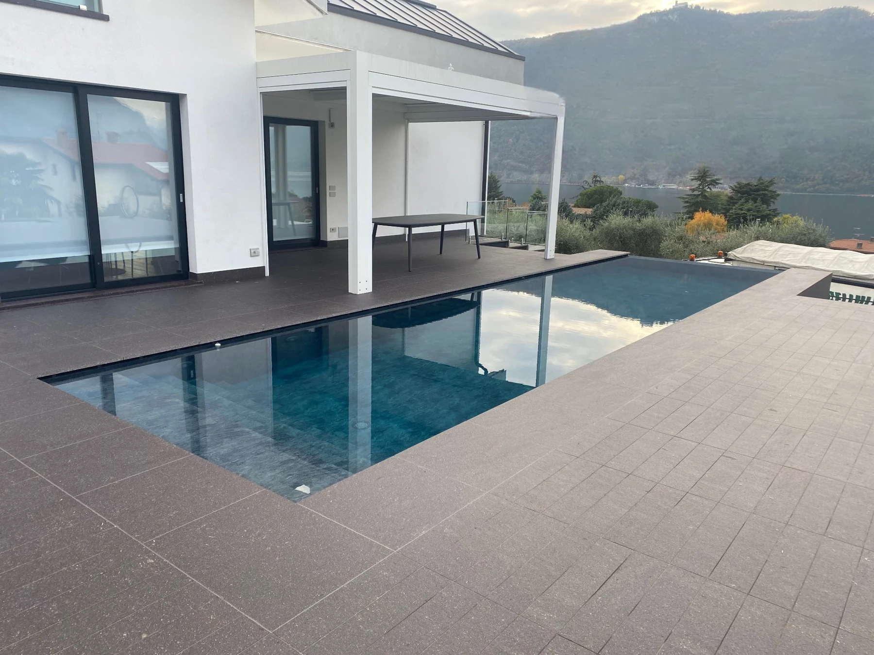 Villa con piscina e pavimentazione esterna trattata